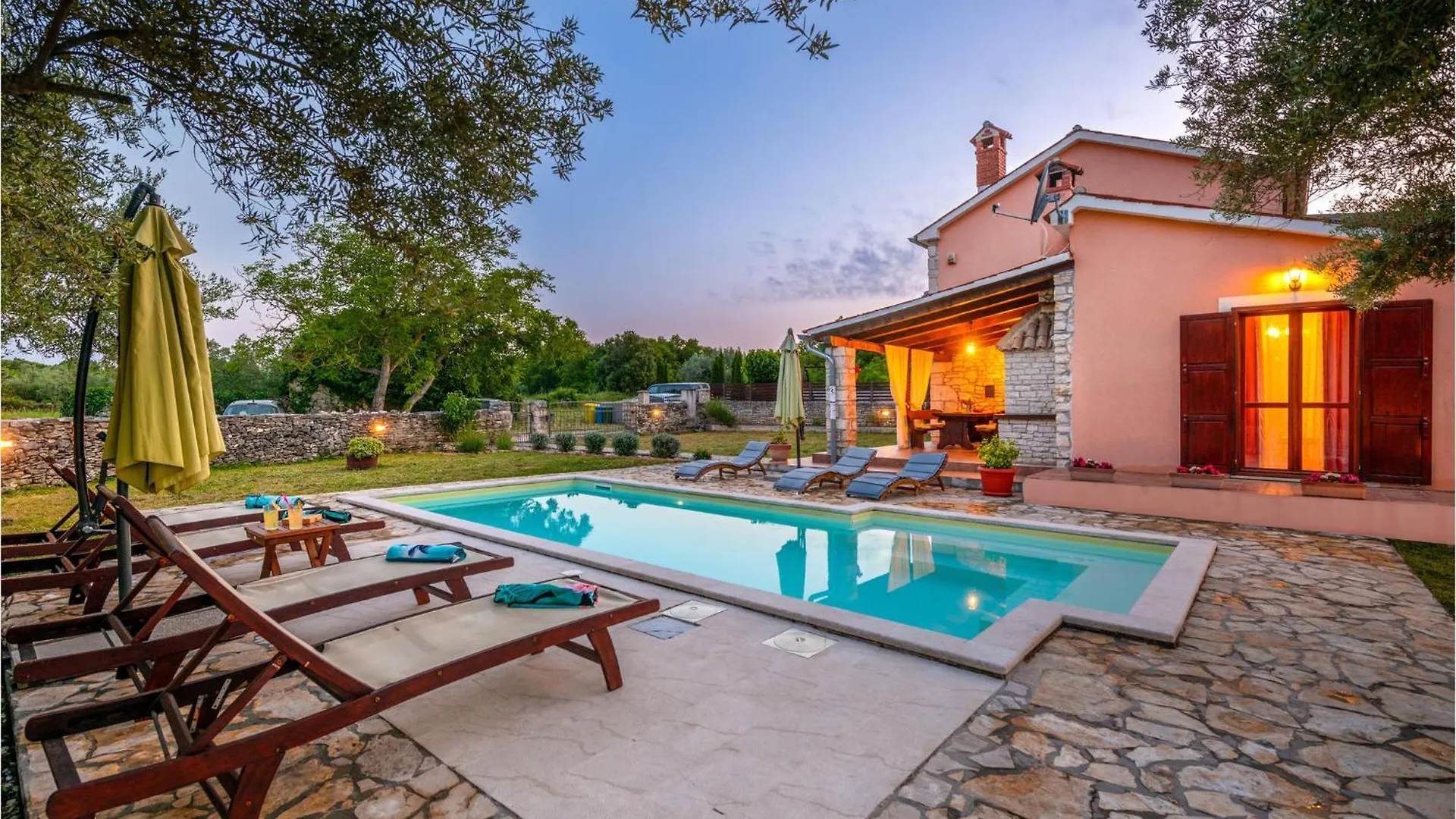 3 Bedroom Stunning Home In Krnica Croatia