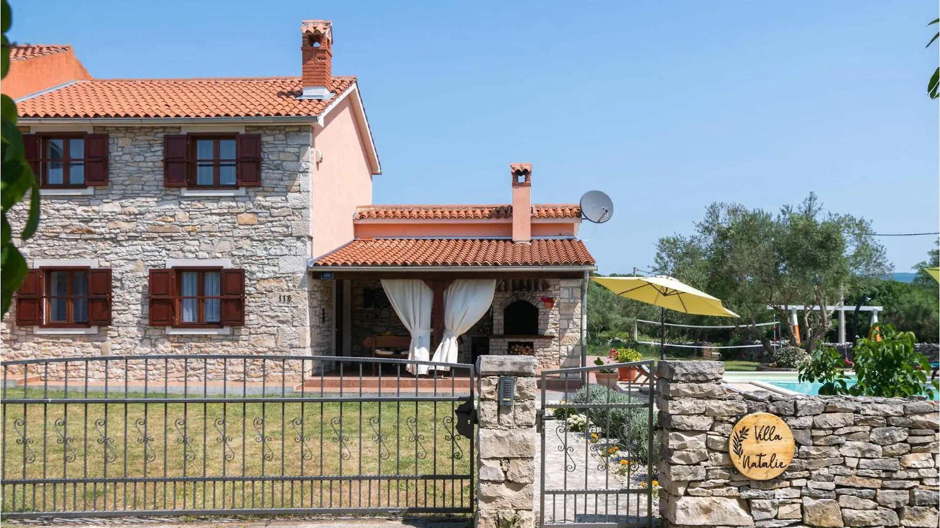 3 Bedroom Stunning Home In Krnica Croatia